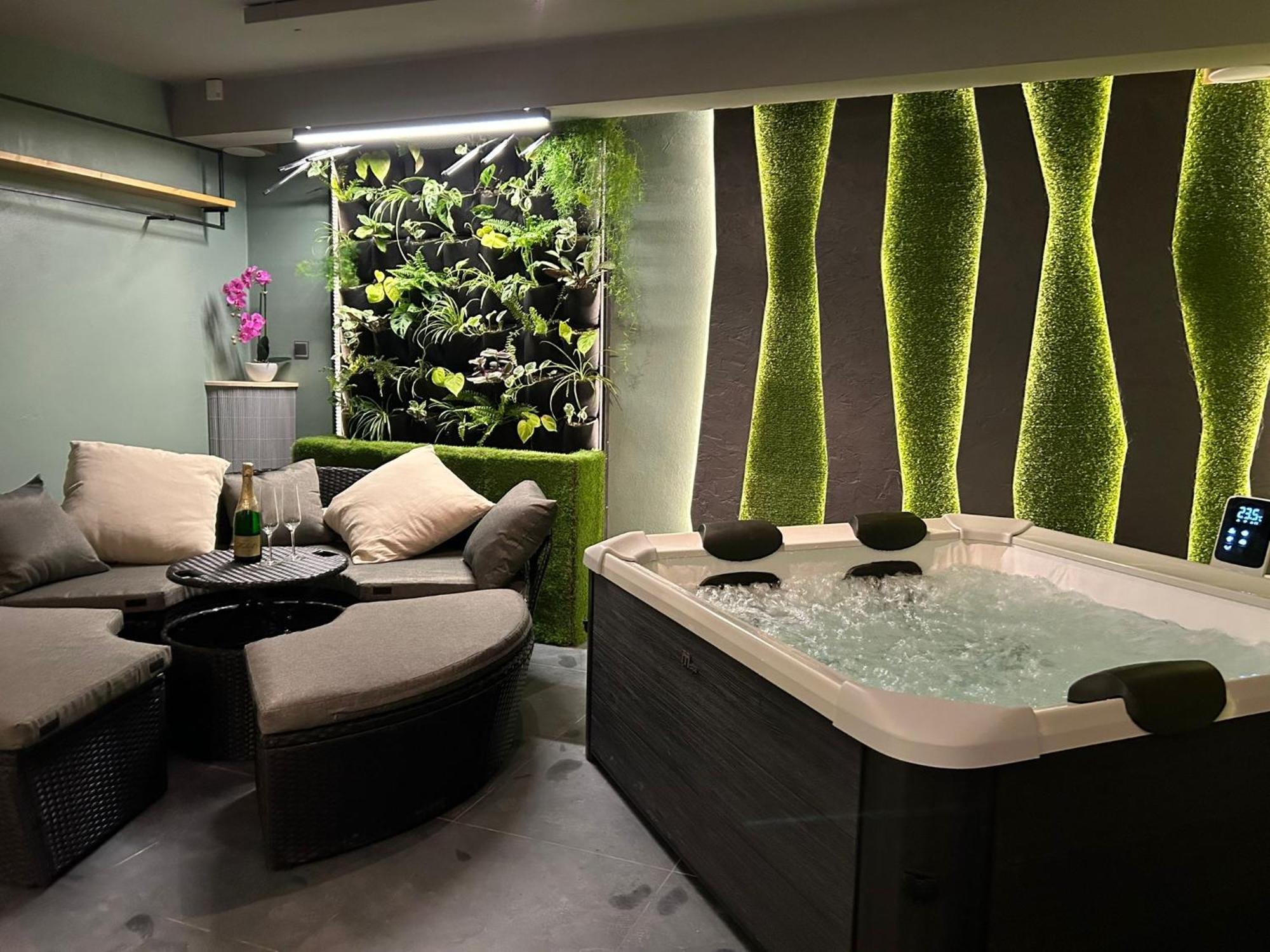 Leo Apartment Suite & Private Spa Zone - Old City Братислава Екстер'єр фото