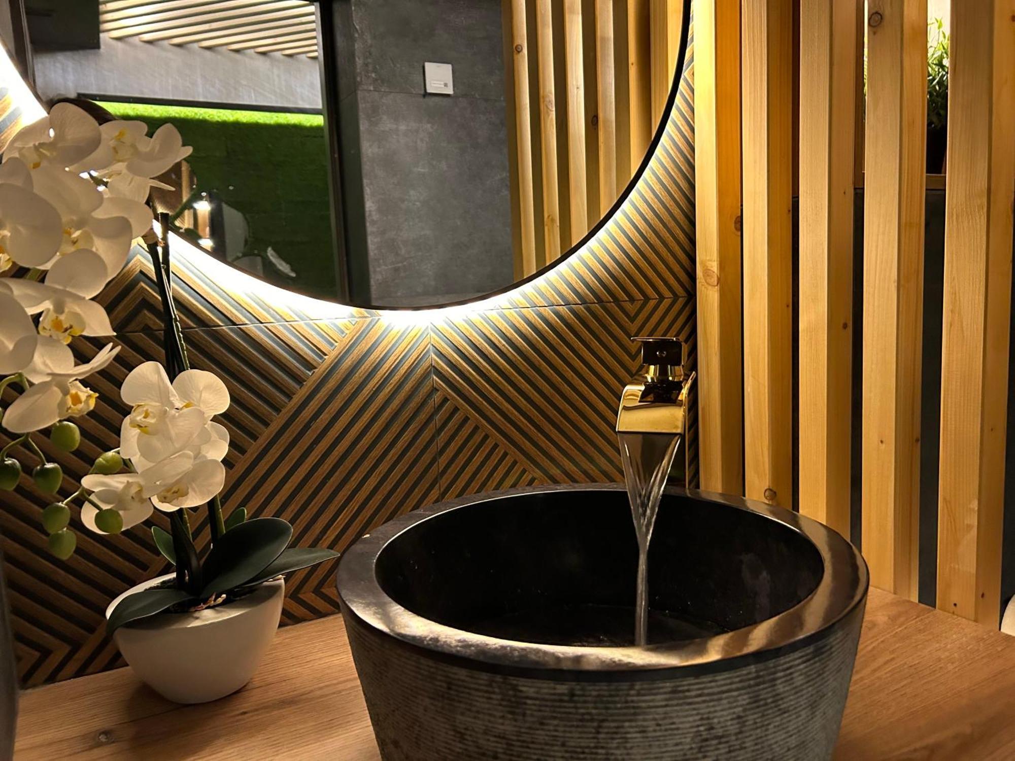 Leo Apartment Suite & Private Spa Zone - Old City Братислава Екстер'єр фото