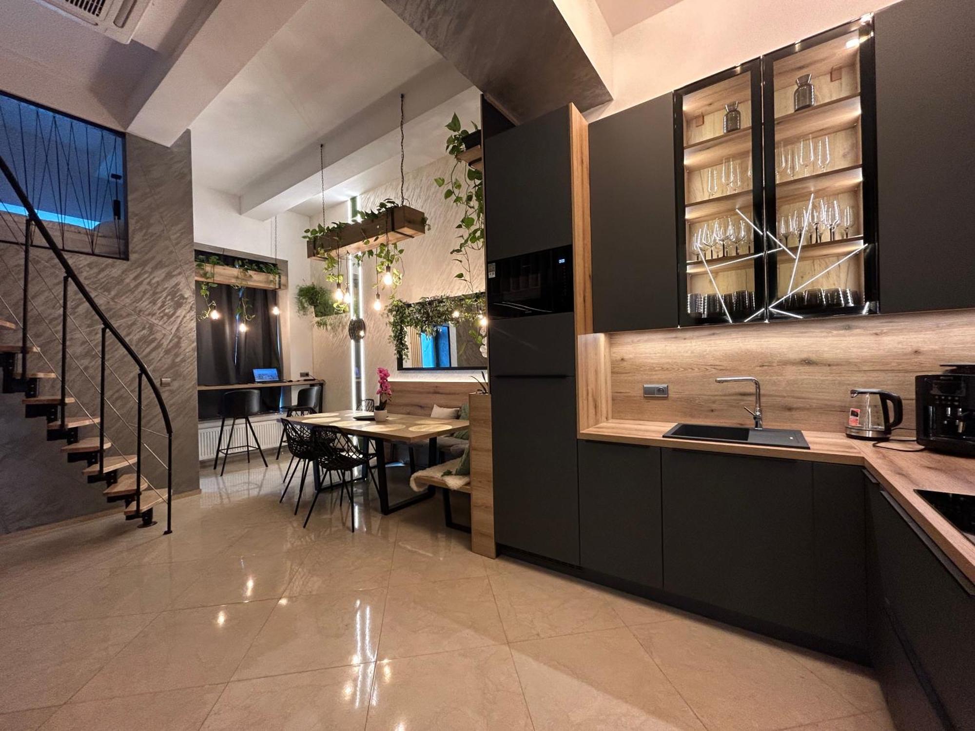 Leo Apartment Suite & Private Spa Zone - Old City Братислава Екстер'єр фото