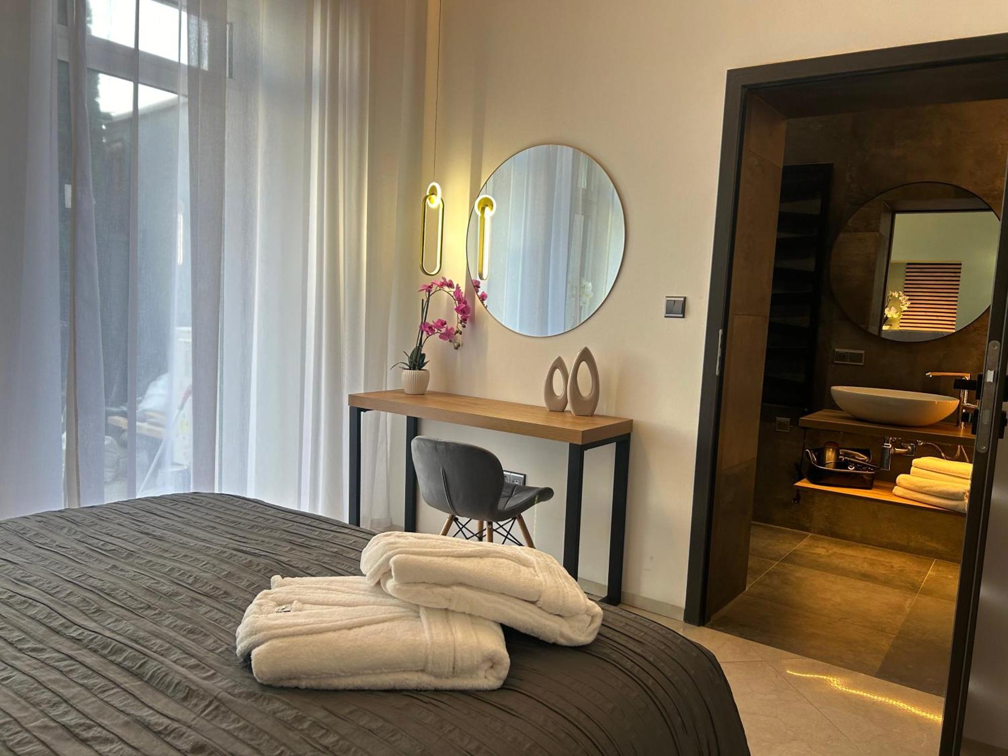 Leo Apartment Suite & Private Spa Zone - Old City Братислава Екстер'єр фото