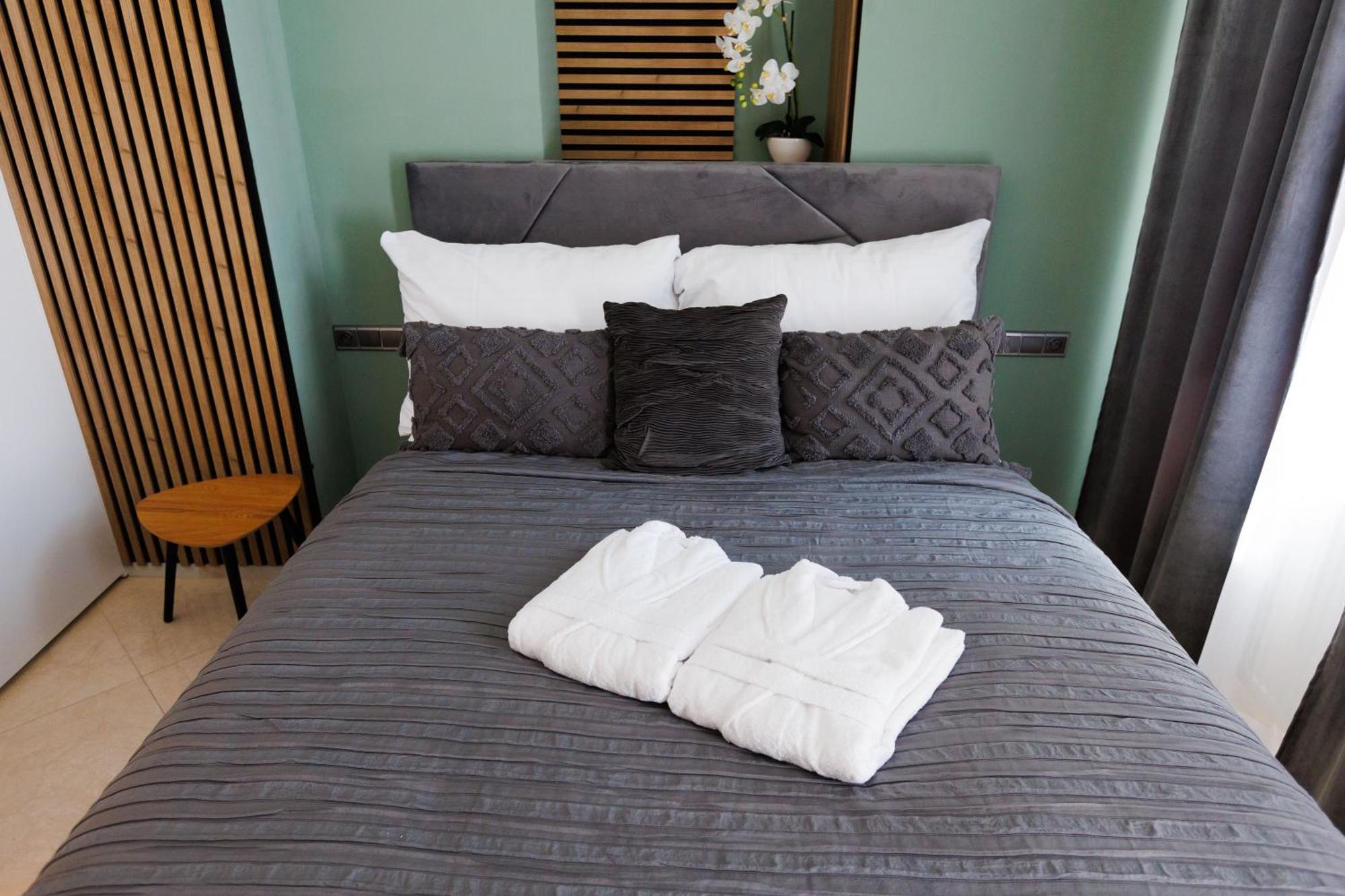 Leo Apartment Suite & Private Spa Zone - Old City Братислава Екстер'єр фото
